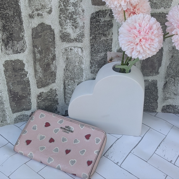 Pink Wallet with Heart Design - Picture 4 of 6